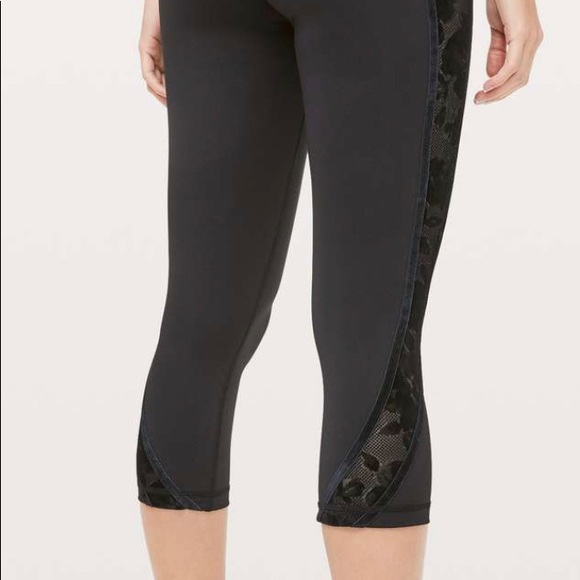 Lululemon Velvet Flocked Cropped 21” Wunder Unders Size 4 - Picture 2 of 5